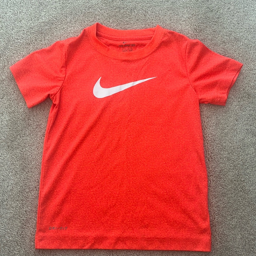 The Nike Tee shortsleeved size medium in boys